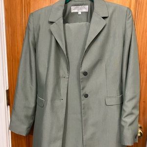 Larry Levine Grey Suit Set with Blazer and Pants (Size 8)